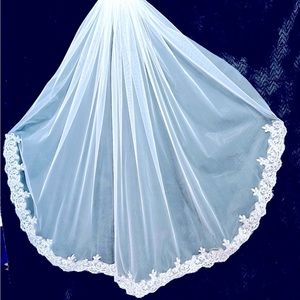 💕White Bridal Wedding Veil with Sequins and Beads.